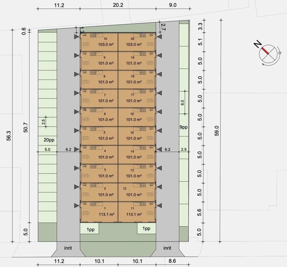Situatietekening van het complex met twintig units, twee inritten en parkeerplaatsen